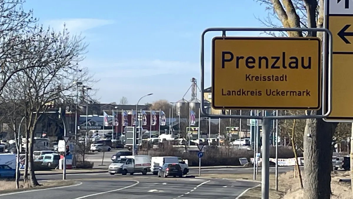 Der Wahlkampf zur Landratswahl im Landkreis Uckermark ist in vollem Gange. Wirtschaft, Migration, Sicherheit – die Wahlkampfthemen sind so unterschiedlich wie die beiden Kandidaten Karina Dörk (CDU) und Felix Teichner (AfD). Was sind Parolen, und welche Befugnisse hat ein Landrat tatsächlich?