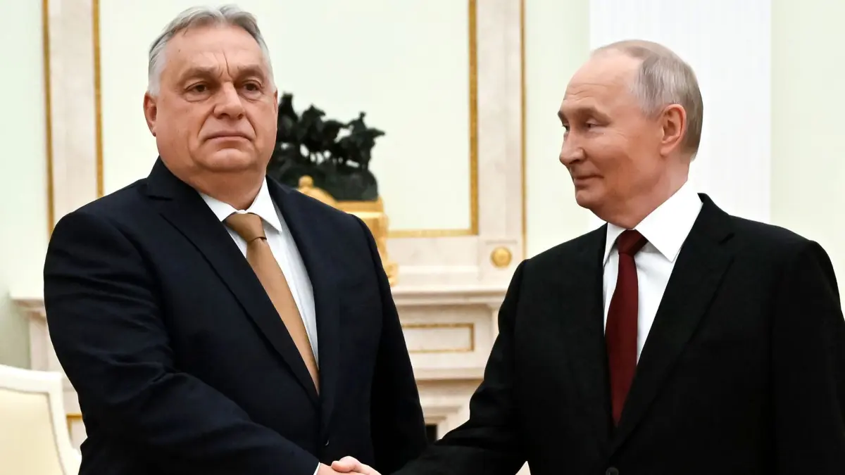 Ungarns Regierungschef Orban trifft Putin in Moskau: ARCHIV - 28.11.2025, Russland, Moskau: Der russische Präsident Wladimir Putin (r) und der ungarische Ministerpräsident Viktor Orban schütteln sich während ihres Treffens im Senatspalast des Kremls in Moskau die Hände. (zu dpa: «Spionage durch Orbans Regierung? Brüssel drängt auf Klärung») Foto: Alexander Nemenov/Pool AFP via AP/dpa +++ dpa-Bildfunk +++