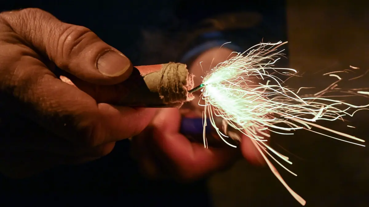 Symbobild Pyrotechnik: ARCHIV - 31.12.2020, Brandenburg, Briesen: Ein Mann zündet einen Böller am Silvesterabend an. (zu dpa: «Zahl der schweren Verletzungen durch Böller verdoppelt») Foto: Patrick Pleul/dpa-Zentralbild/dpa +++ dpa-Bildfunk +++