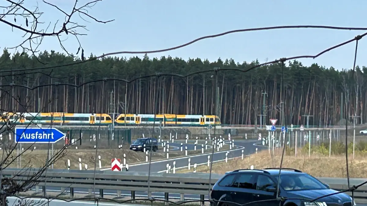 An der A10 gibt es in Fahrtrichtung Erkner bereits jetzt eine "Mini" Abfahrt mit Namen Freienbrink Nord. Sie wurde von Tesla einst selbst als zweite Zufahrt zum Werk gebaut. Für die neue Anschlussstelle ist sie aber viel zu klein.