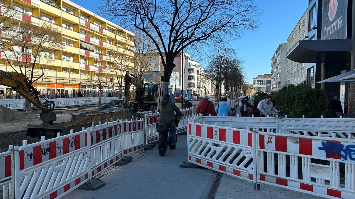 Vorsicht, es wird eng: Im Zuge der Sperrung und Sanierung der Friedrichstraße in Erkner kommt es auch zu Einschränkungen im Fußweg-Bereich vor dem City Center.