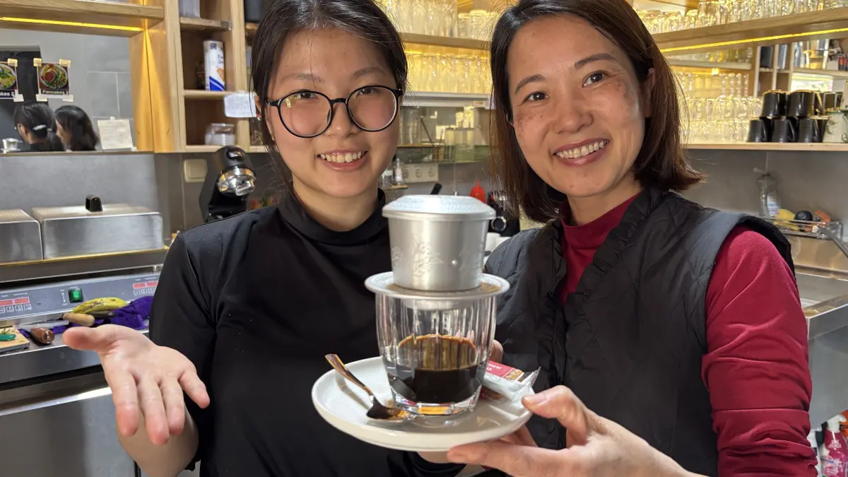 Neues Café in Hohen Neuendorf: Vietnamesische Spezialitäten werden neuerdings in Tom's Café & Bakery an der Schönfleißer Straße serviert. Tru Pham (links) unterstützt manchmal ihre Mutter Thuc Phung bei der Arbeit.