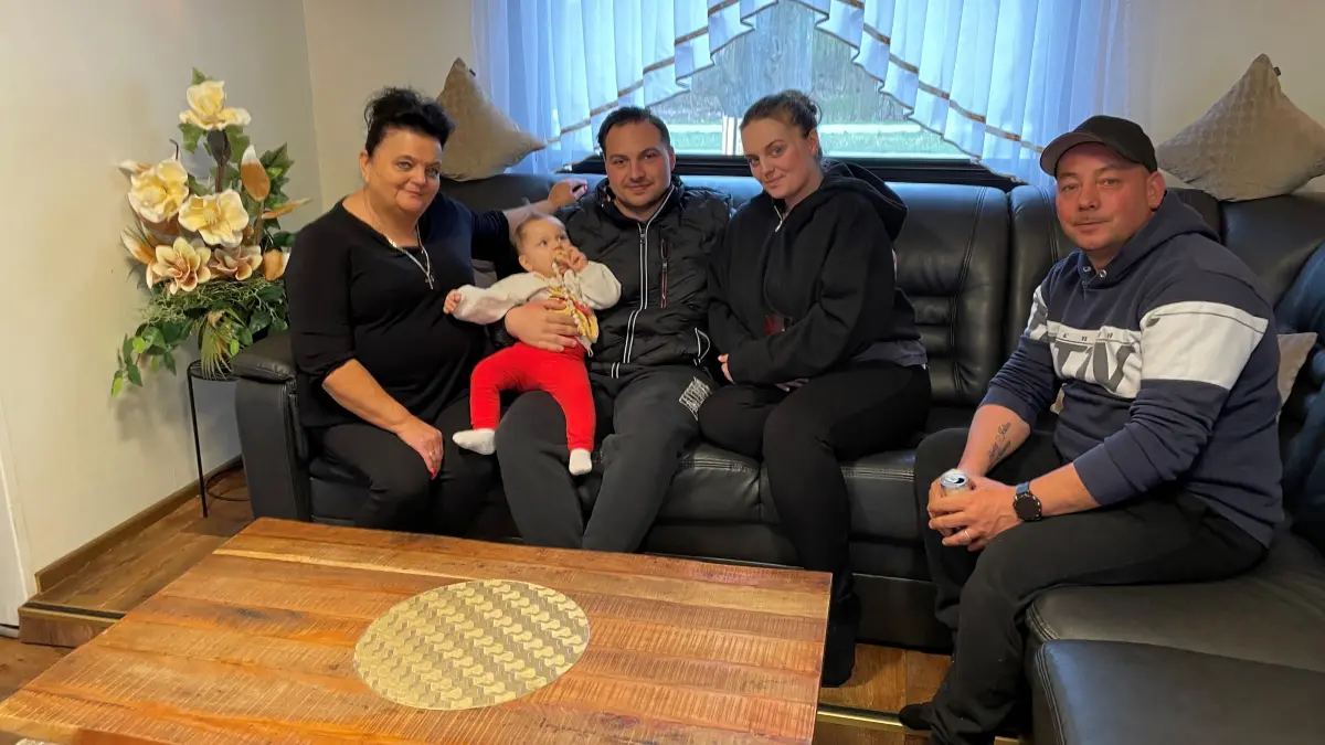 Circus Samadhi, Zirkus gastiert in Bernau, Familie Ortmann lebt im Zirkuswagen, im Bild im Wohnzimmer der Ortmanns: (von links nach rechts) Bianca Ortmann, Baby Sellea Ortmann, Leonardo Frank, Shirley Ortmann, Roberto Ortmann