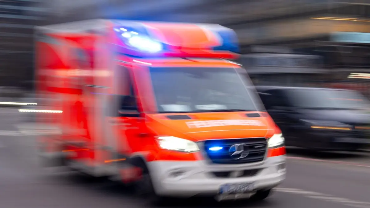 Krankenwagen im Einsatz: ARCHIV - 08.02.2024, Berlin: Ein Rettungswagen der Feuerwehr fährt mit Blaulicht zum Einsatz (Aufnahme mit Langzeitbelichtung). (zu dpa: «Todesfall nach «Explosion»: Mann hantierte mit Pyrotechnik») Foto: Monika Skolimowska/dpa +++ dpa-Bildfunk +++