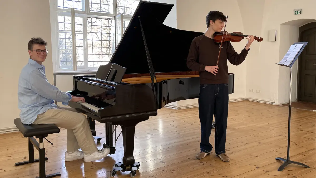 Schüler Lenny Nickel (l.) und Constantin Kinner proben für ihr erstes Konzert in der Burg Beeskow.