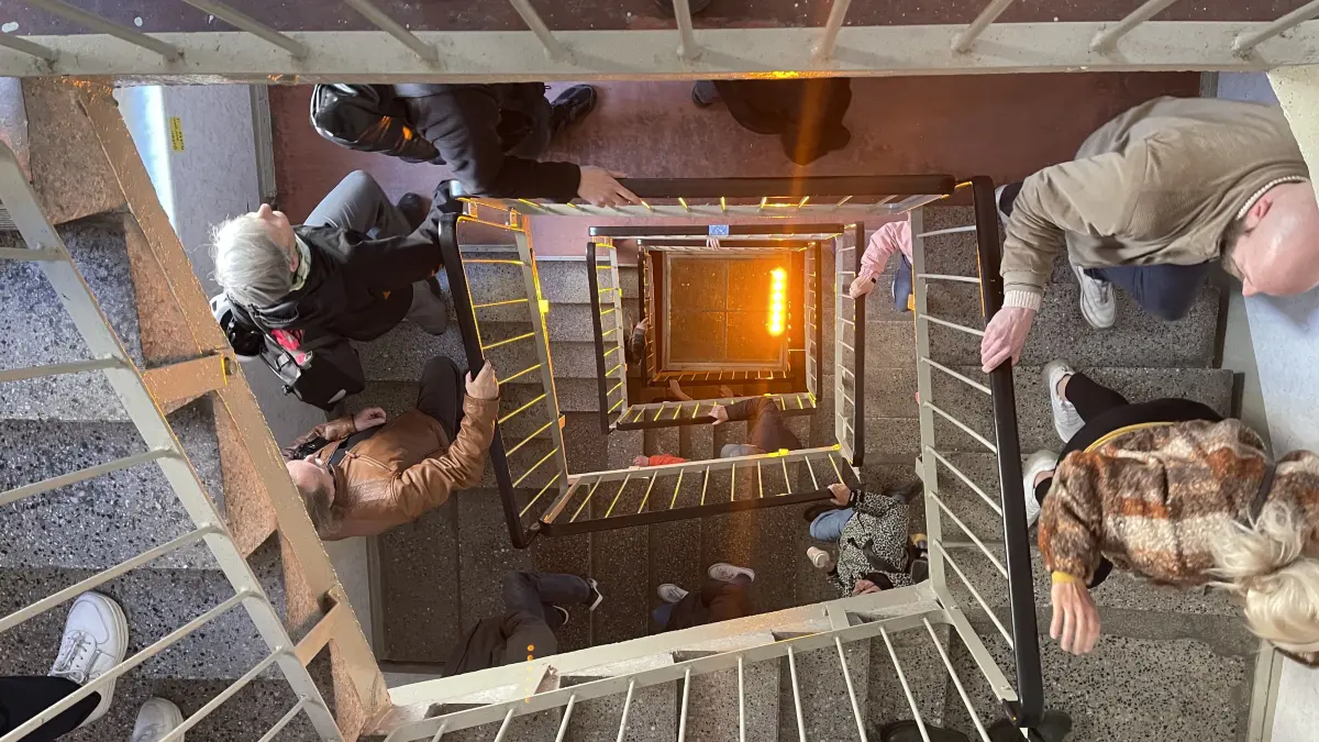 Mittelschleuse7: Kondition ist gefragt: Der Fahrstuhl in dem Hochhaus Mittelschleuse 7 in Eisenhüttenstadt, das abgerissen werden soll, ist außer Betrieb. Es müssen Treppen gestiegen werden.