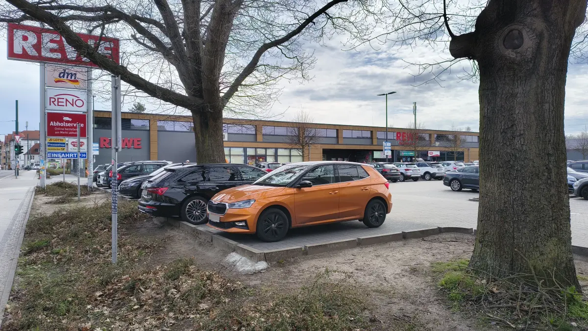 Der Parkplatz am Westend-Center an einem Freitagmittag. Am Karfreitag dürften nicht so viele Autos hier geparkt haben, da die Geschäfte geschlossen hatten.