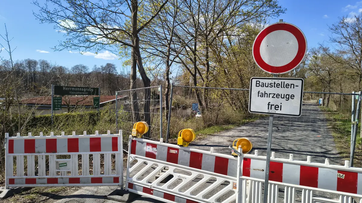 Ein Durchkommen ist nur noch für Baufahrzeuge möglich. Müssen sich Kleingärtner wie die an der Herrmannsgrube auf weitere Behinderungen einstellen?