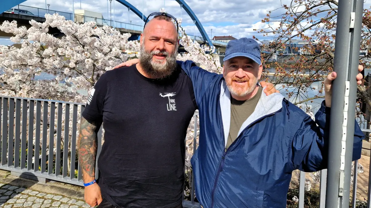 Die Stadtbrücke und Slubice im Rücken: Der 60-jährige US-Amerikaner Jerry Leonard aus Frankfort/Indiana (rechts) und sein Freund Stefan Lehmann, ein gebürtiger Frankfurter.Foto: Jörg Kotterba