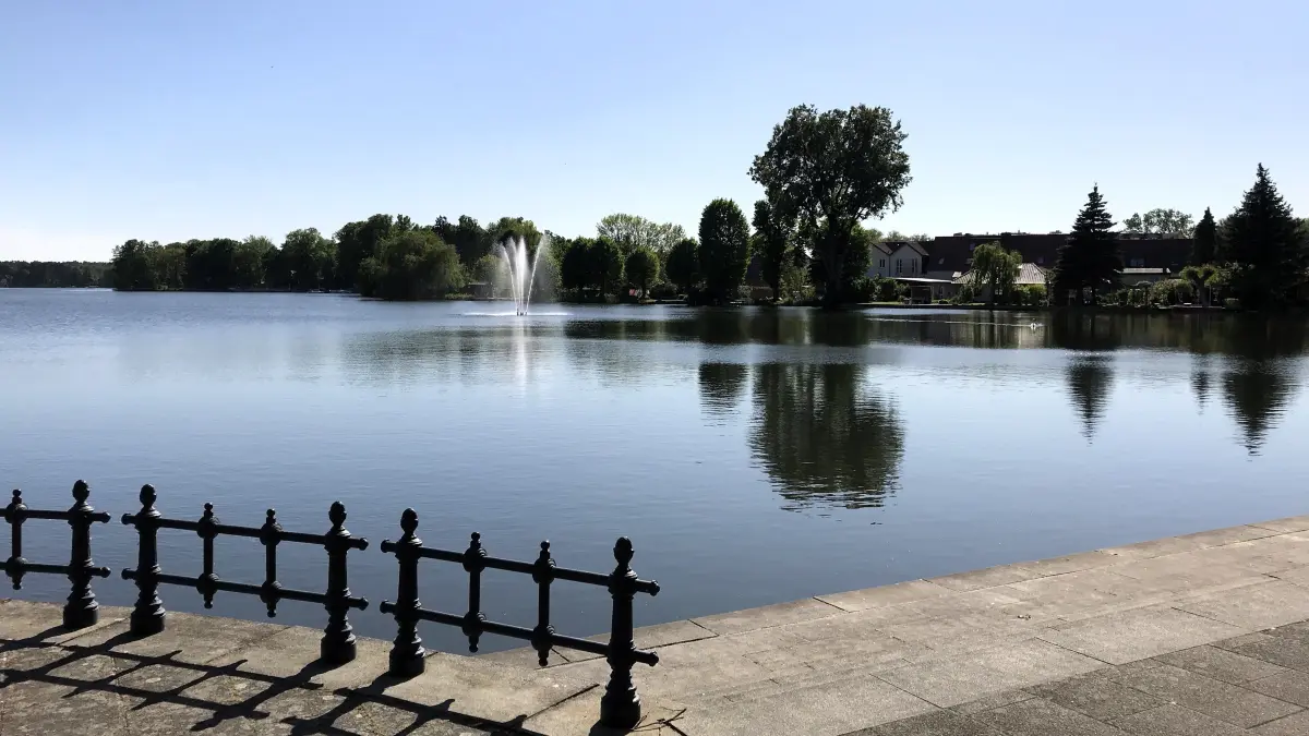 Müllrose. Seepromenade in der Seeallee, Großer Müllroser See. Laut einem Antrag der Fraktion SPD/CDU in der SVV soll genau dort, wo sich jetzt eine Treppe befindet, eine Seebrücke errichtet werden. 06.05.2025 Foto: Frank Groneberg