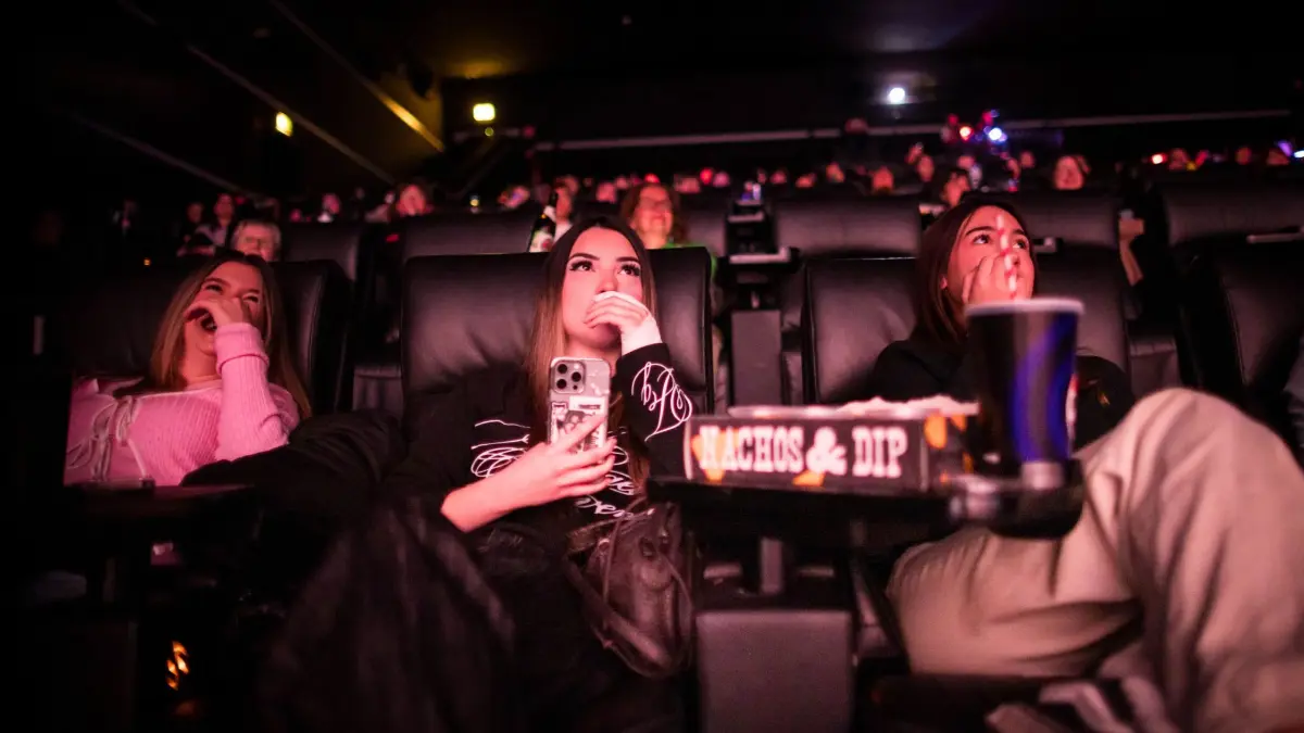 HOLD Boyband BTS startet Tournee - live zu sehen im Kino: 11.04.2026, Berlin: Weibliche Fans der koreanischen Boyband BTS verfolgen die Live-Übertragung im Kino Cinemaxx am Potsdamer Platz. Die koreanische Boyband BTS startet nach mehreren Jahren Pause ihre Welttournee «Arirang». Das Auftaktkonzert wird auch live in vielen deutschen Kinos gezeigt. Foto: Carsten Koall/dpa - ACHTUNG: Nur zur redaktionellen Verwendung im Zusammenhang mit der aktuellen Berichterstattung und nur mit vollständiger Nennung des vorstehenden Credits +++ dpa-Bildfunk +++