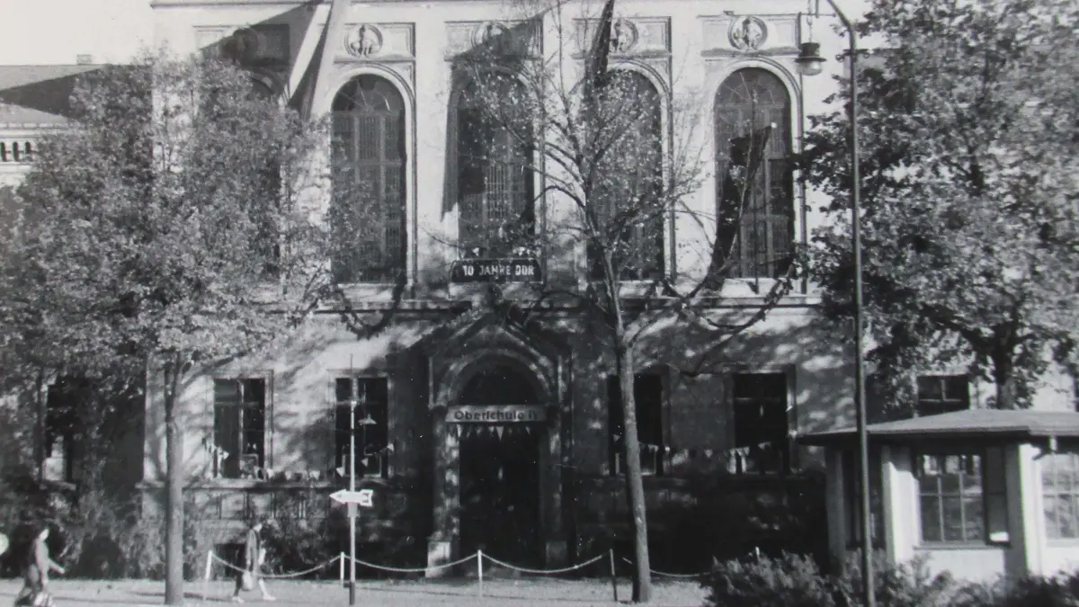 Höhere Bürgerschule, Gymnasium und Oberschule: Das repräsentative Schulgebäude in der Fürstenwalder Eisenbahnstraße blickt auf eine lange Geschichte zurück. Erbaut wurde es 1865. Das Foto zeigt die Schule im Jahr 1959. Heute wird das Haus von einer privaten Grundschule genutzt.