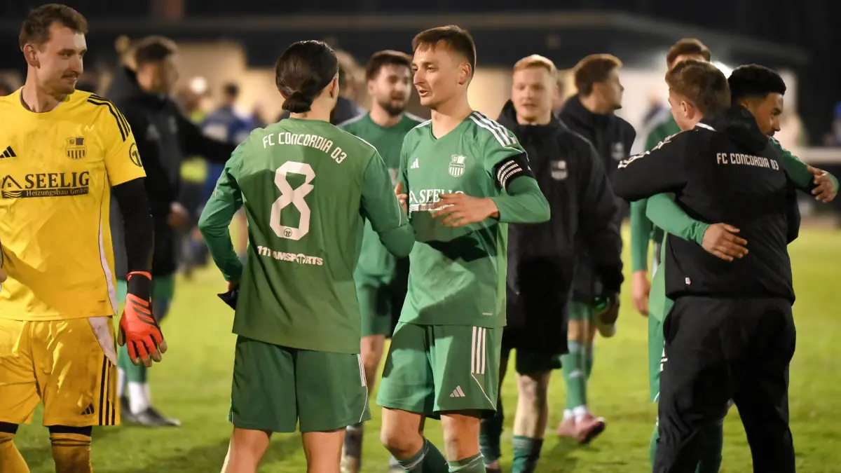 Fussball : Waldsieversdorf, Fussball Landesliga Nord, Buckow / Waldsieversdorf - Schönower SV, SF Justin Wieher bei Juan Sebastian Bermudez Manzano, Keeper Daniel Meinert
10.04.2026 FOTO BENK