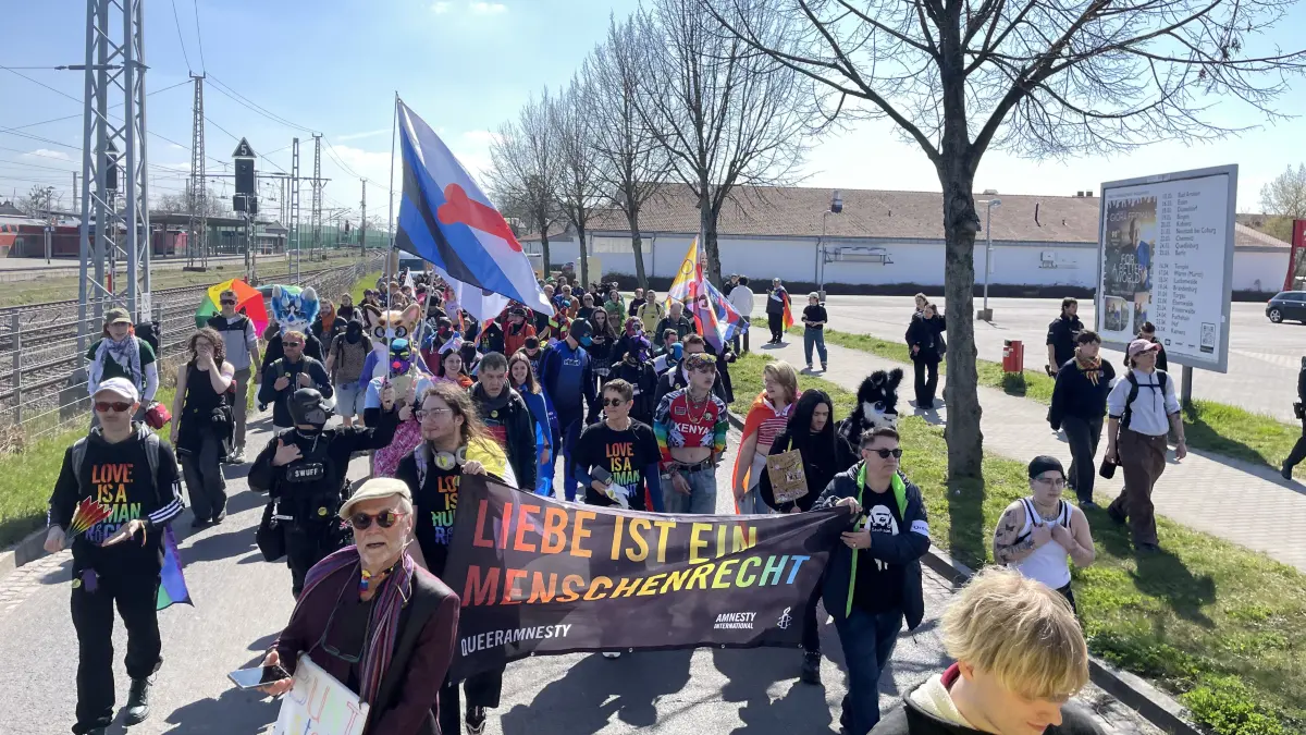 Angermünde setzt mit dem Christopher Street Day ein Zeichen für Toleranz und Vielfalt. Die queere Community und Unterstützende kamen zusammen, um zu zeigen, dass die Uckermark bunt ist.