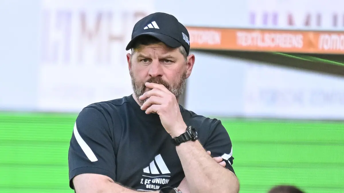 1. FC Heidenheim - 1. FC Union Berlin: 11.04.2026, Baden-Württemberg, Heidenheim: Fußball, Männer: Bundesliga, 1. FC Heidenheim - 1. FC Union Berlin, 29. Spieltag, Voith-Arena. Trainer Steffen Baumgart (1. FC Union Berlin) beobachtet das Spiel. (zu dpa: «Union Berlin trennt sich von Trainer Baumgart») Foto: Harry Langer/dpa - WICHTIGER HINWEIS: Gemäß den Vorgaben der DFL Deutsche Fußball Liga bzw. des DFB Deutscher Fußball-Bund ist es untersagt, in dem Stadion und/oder vom Spiel angefertigte Fotoaufnahmen in Form von Sequenzbildern und/oder videoähnlichen Fotostrecken zu verwerten bzw. verwerten zu lassen. +++ dpa-Bildfunk +++
