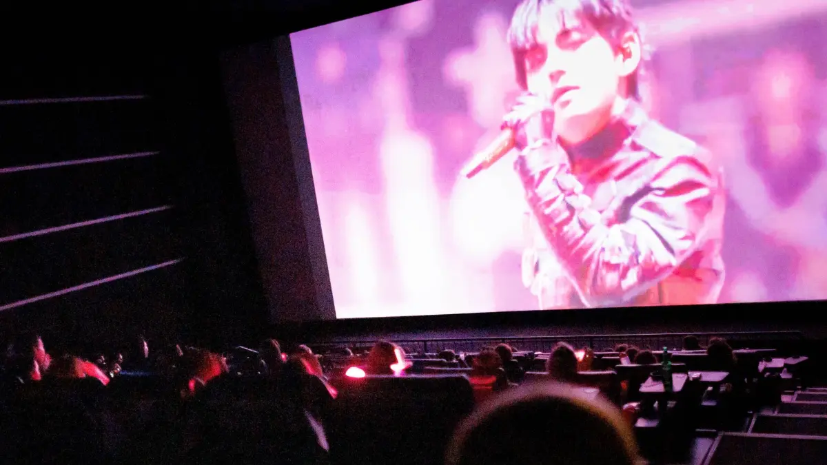 Boyband BTS startet Tournee - live zu sehen im Kino: 11.04.2026, Berlin: Fans der koreanischen Boyband BTS verfolgen die Live-Übertragung im Kino Cinemaxx am Potsdamer Platz. Die koreanische Boyband BTS startet nach mehreren Jahren Pause ihre Welttournee «Arirang». Das Auftaktkonzert wird auch live in vielen deutschen Kinos gezeigt. Foto: Carsten Koall/dpa +++ dpa-Bildfunk +++