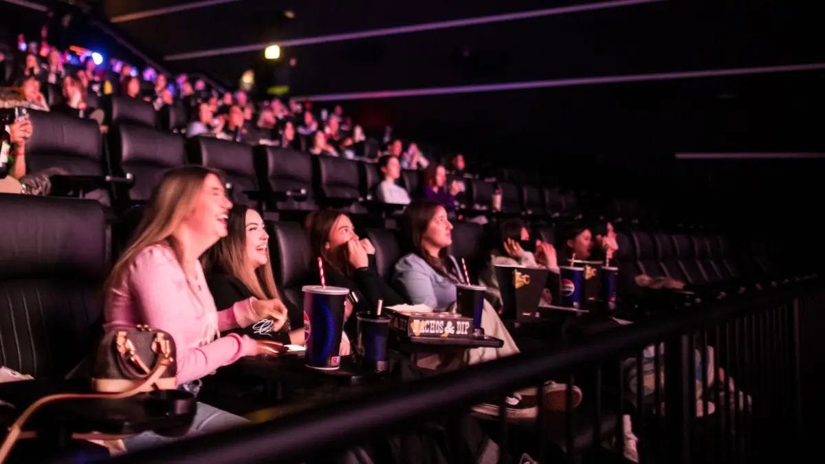 HOLD Boyband BTS startet Tournee - live zu sehen im Kino: 11.04.2026, Berlin: Fans der koreanischen Boyband BTS jubeln bei der Live-Übertragung im Kino Cinemaxx am Potsdamer Platz. Die koreanische Boyband BTS startet nach mehreren Jahren Pause ihre Welttournee «Arirang». Das Auftaktkonzert wird auch live in vielen deutschen Kinos gezeigt. Foto: Carsten Koall/dpa - ACHTUNG: Nur zur redaktionellen Verwendung im Zusammenhang mit der aktuellen Berichterstattung und nur mit vollständiger Nennung des vorstehenden Credits +++ dpa-Bildfunk +++