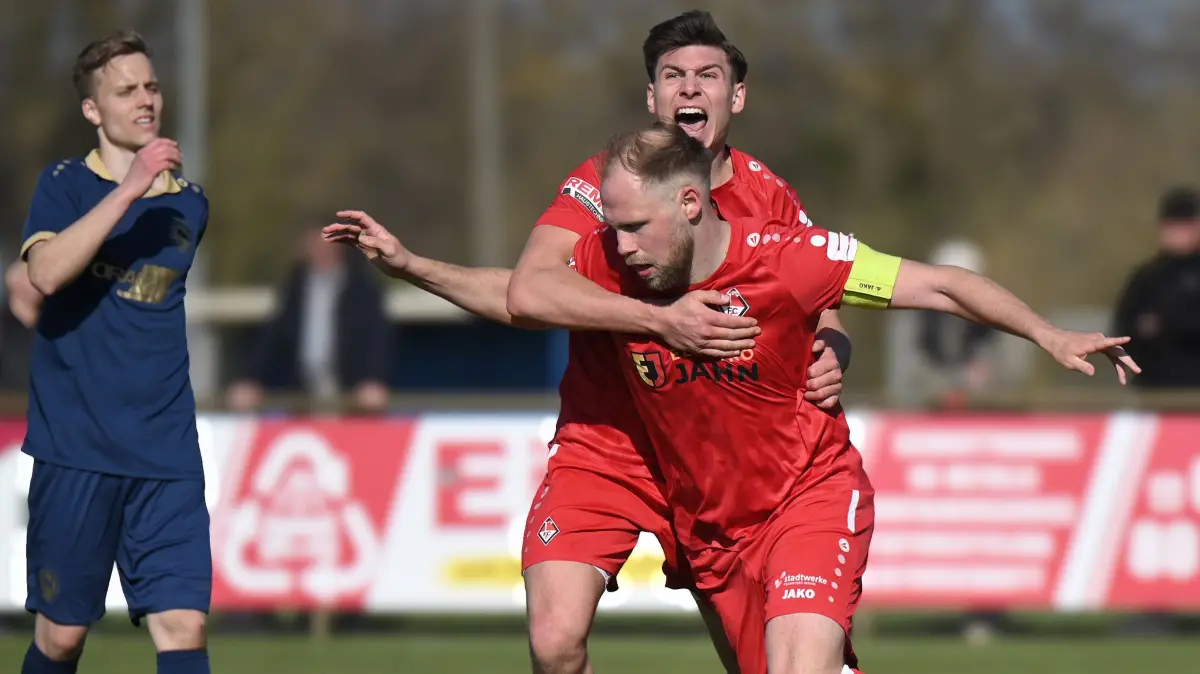 Fussball : Oranienburg ORAFOL - Arena, Fussball Brandenburgliga Punktspiel, Oranienburger FC - 1. FC Frankfurt, Lawi macht den Deckel drauf, Sebastian Lawrenz trifft zum 1 : 2, hier vor Torschütze zum 1: 1 Lennox Liebner, weiter l. Enrico Schöffel
FOTO BENK 11.04.2026