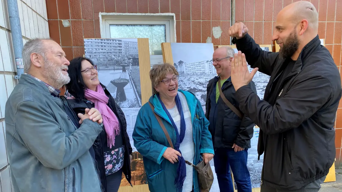 Erklärt die Herstellung von Spaltklinkern, mit denen der Plattenbau im Eingangsbereich an der Mittelschleuse verkleidet ist; Martin Maleschka (rechts), Organisator des Abschiedsfestivals an der Mittelschleuse 9.