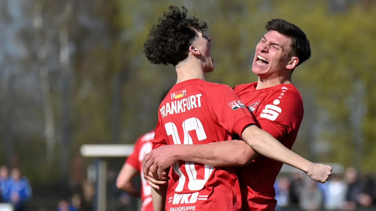 Fussball : Oranienburg ORAFOL - Arena, Fussball Brandenburgliga Punktspiel, Oranienburger FC - 1. FC Frankfurt, Freude herausschreien, Lennox Liebner Torschütze zum 1 : 1 hier bei Kieran Czech 16 nach dem 1 : 2
FOTO BENK 11.04.2026