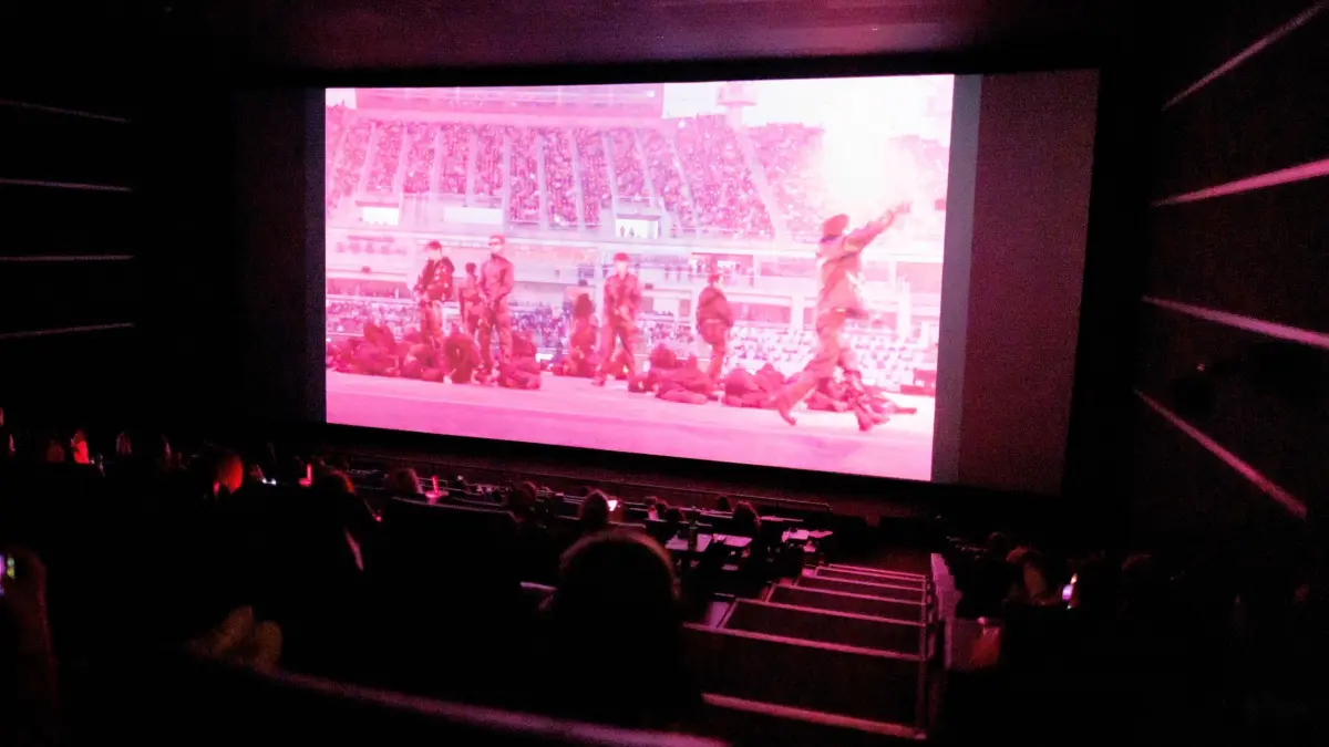 Boyband BTS startet Tournee - live zu sehen im Kino: 11.04.2026, Berlin: Fans der koreanischen Boyband BTS verfolgen die Live-Übertragung im Kino Cinemaxx am Potsdamer Platz. Die koreanische Boyband BTS startet nach mehreren Jahren Pause ihre Welttournee «Arirang». Das Auftaktkonzert wird auch live in vielen deutschen Kinos gezeigt. Foto: Carsten Koall/dpa +++ dpa-Bildfunk +++