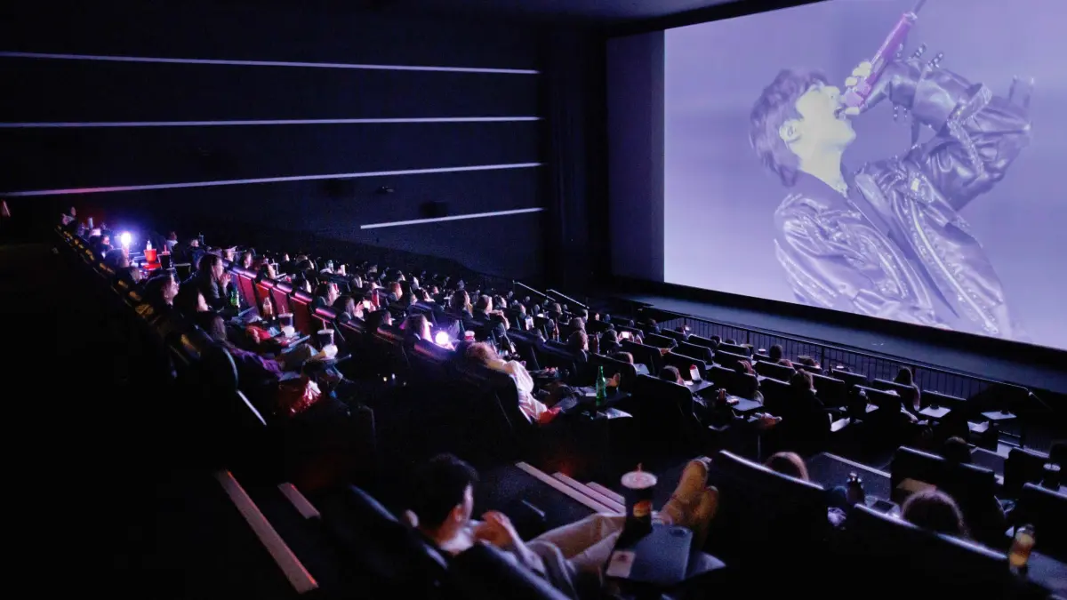 Boyband BTS startet Tournee - live zu sehen im Kino: 11.04.2026, Berlin: Fans der koreanischen Boyband BTS verfolgen die Live-Übertragung im Kino Cinemaxx am Potsdamer Platz. Die koreanische Boyband BTS startet nach mehreren Jahren Pause ihre Welttournee «Arirang». Das Auftaktkonzert wird auch live in vielen deutschen Kinos gezeigt. Foto: Carsten Koall/dpa +++ dpa-Bildfunk +++