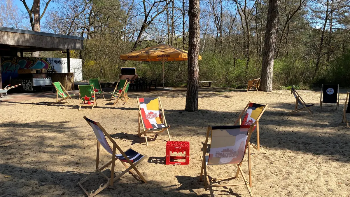 Strand-Feeling in der ehemaligen Minigolfanlage: Nach der Wiedereröffnung Ende März 2026 wird diese Stätte zunehmend als Verweilpunkt für Jung und Alt angenommen.