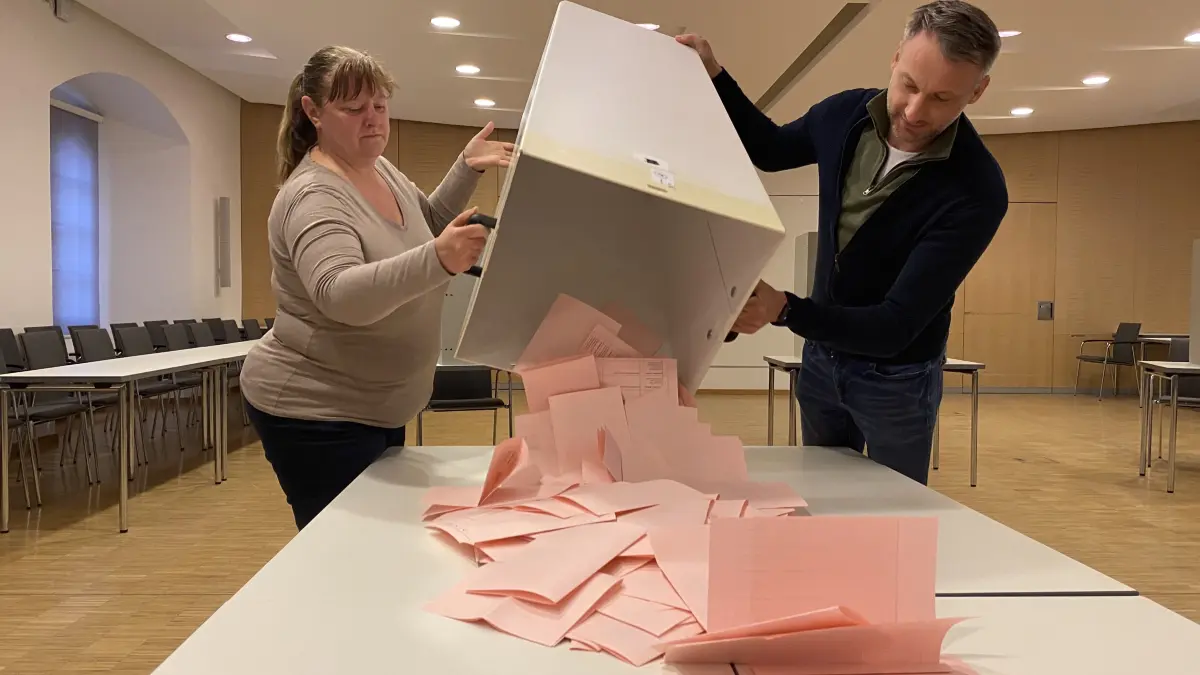 Alles muss raus: Jana Wilhelm und Jens Mörsel beim Leeren der Wahlurne im Festsaal des Alten Rathauses.