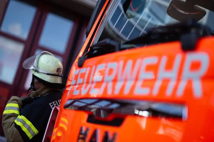 Kinderwagen brennt im Haus, Feuerwehr evakuiert Bewohner