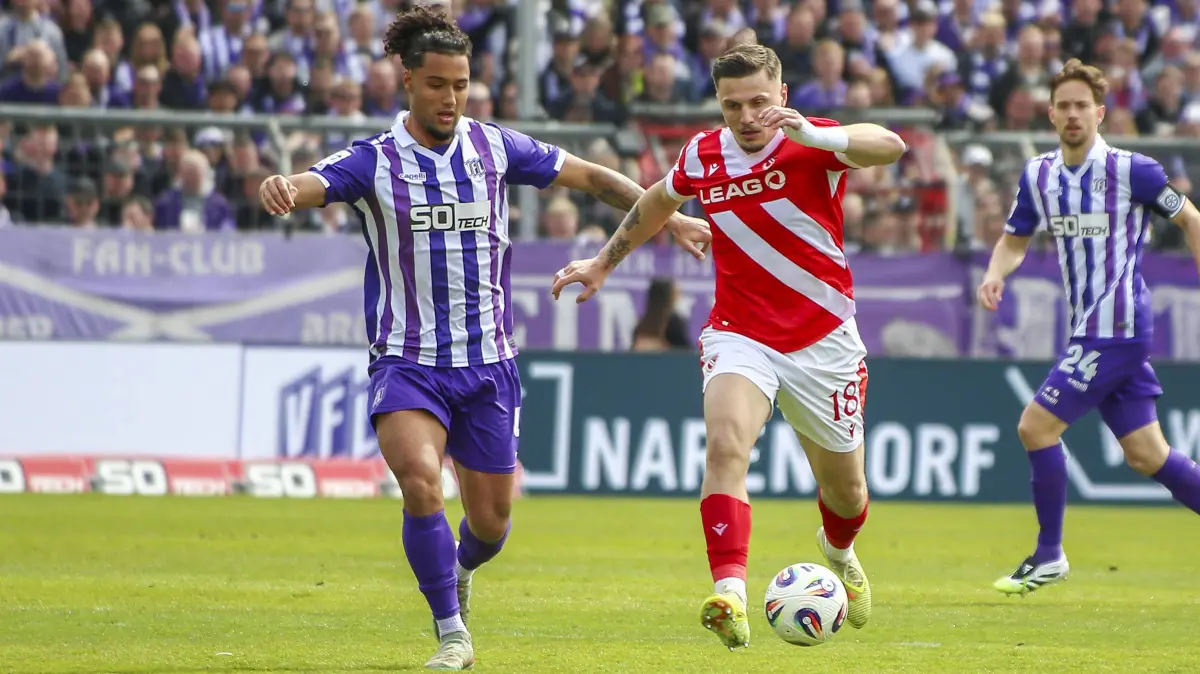 Deutschland: 3. Liga 2025/2026, 33. Spieltag - VfL Osnabrück vs Energie Cottbus - Bremer Brücke Osnabrück: Erik Engelhardt Energie Cottbus, 18 YiÄüit Karademir / Yigit Karademir VfL Osnabrück, 4 Osnabrück *** Germany 3 Liga 2025 2026, 33 Matchday VfL Osnabrück vs Energie Cottbus Bremer Brücke Osnabrück Erik Engelhardt Energie Cottbus, 18 YiÄüit Karademir Yigit Karademir VfL Osnabrück, 4 Osnabrück Copyright: xAymanxAlahmedx