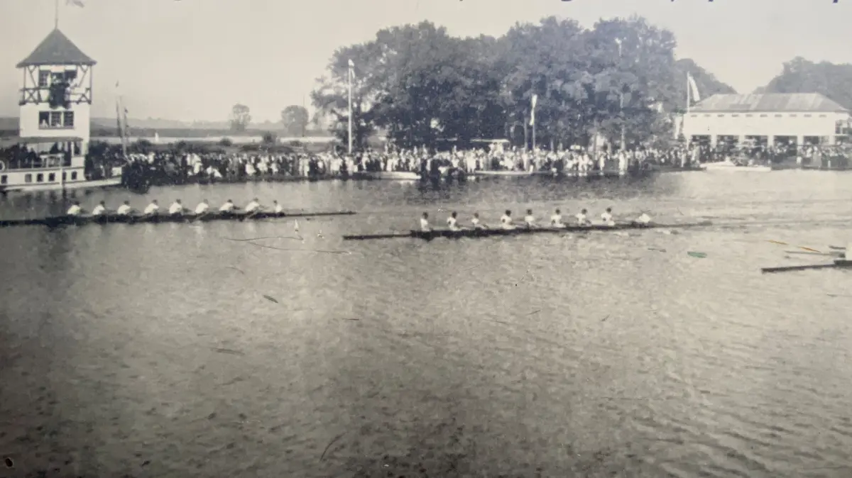 Als der Brieskower See noch bessere Zeiten sah: Ruderregatta in den 1920er-Jahren. Dieses Bild hängt im Vereinsgebäude des Frankfurter Ruder-Clubs von 1882.