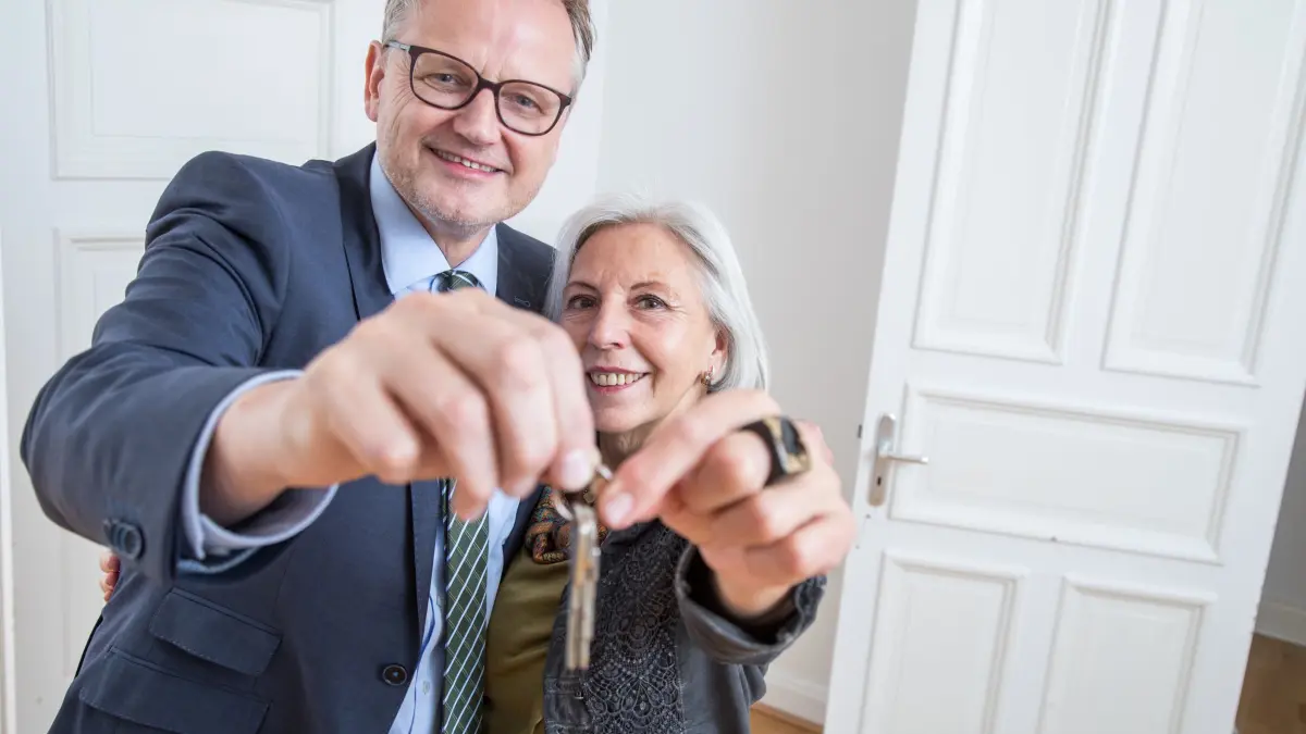 Ein Paar hält Wohnungsschlüssel in den Händen: ILLUSTRATION - Die erste gemeinsame Wohnung: Jetzt haben Paare einige organisatorische Dinge zu erledigen. (zu dpa: «Zusammenziehen ohne Stress: 11 Dinge, die jetzt zählen») Foto: Christin Klose/dpa-tmn - Honorarfrei nur für Bezieher des dpa-Themendienstes +++ dpa-Themendienst +++