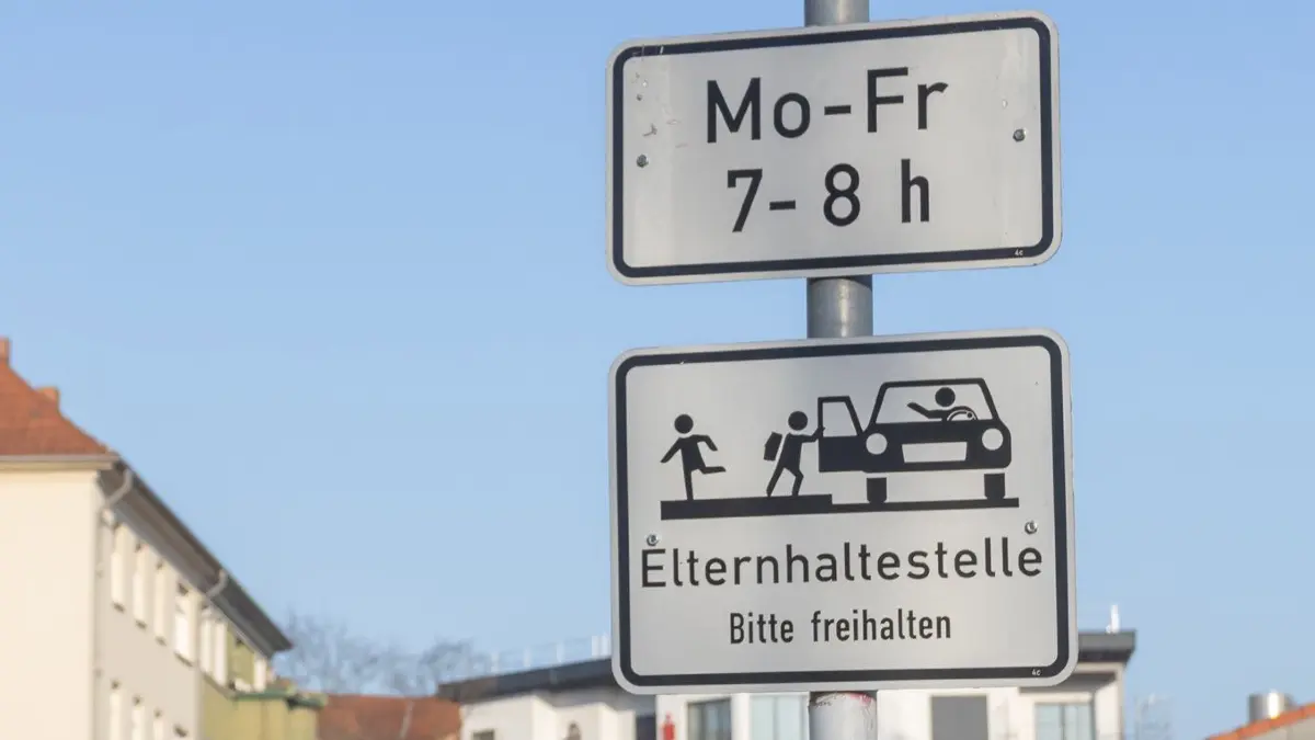 Mehrere Flächen vor der Erich-Kästner-Grundschule in Frankfurt (Oder) sind als Elternhaltestelle ausgewiesen.