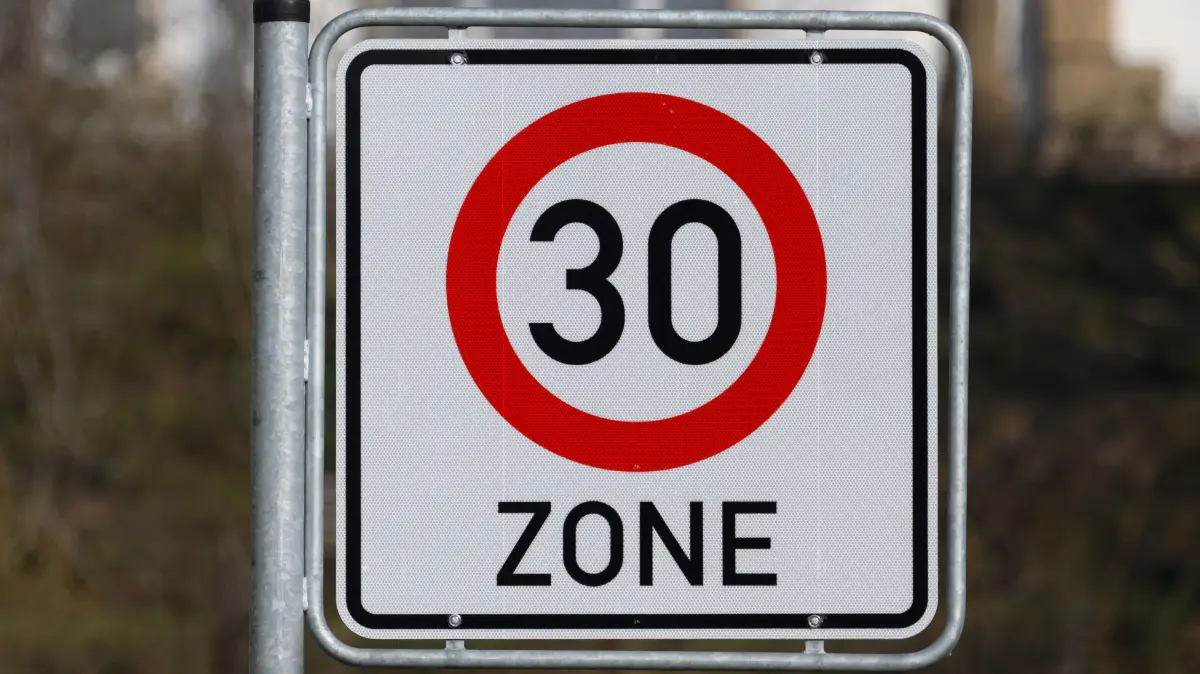 Ein Verkehrsschild Zulässige Höchstgeschwindigkeit 30 km/h steht an einer Straße. (zu dpa: «Fahranfänger rast mit 111 Stundenkilometern durch Tempo-30-Zone») +++ dpa-Bildfunk +++