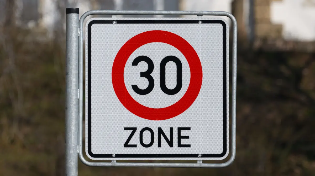 Ein Verkehrsschild Zulässige Höchstgeschwindigkeit 30 km/h steht an einer Straße. (zu dpa: «Fahranfänger rast mit 111 Stundenkilometern durch Tempo-30-Zone») +++ dpa-Bildfunk +++
