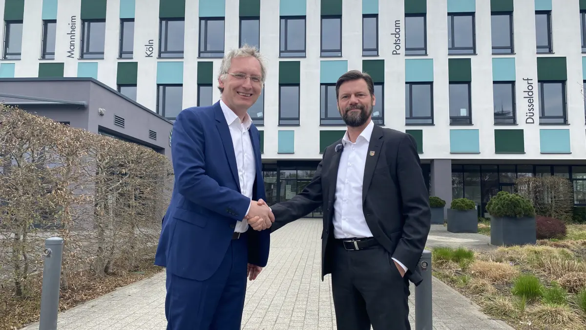 Händedruck vor dem Haus, in dem nur einer Chef sein kann: Mathias Papendieck und Matthias Rudolph vor dem Bonava-Gebäude, dem neuen Sitz der Stadtverwaltung von Fürstenwalde.