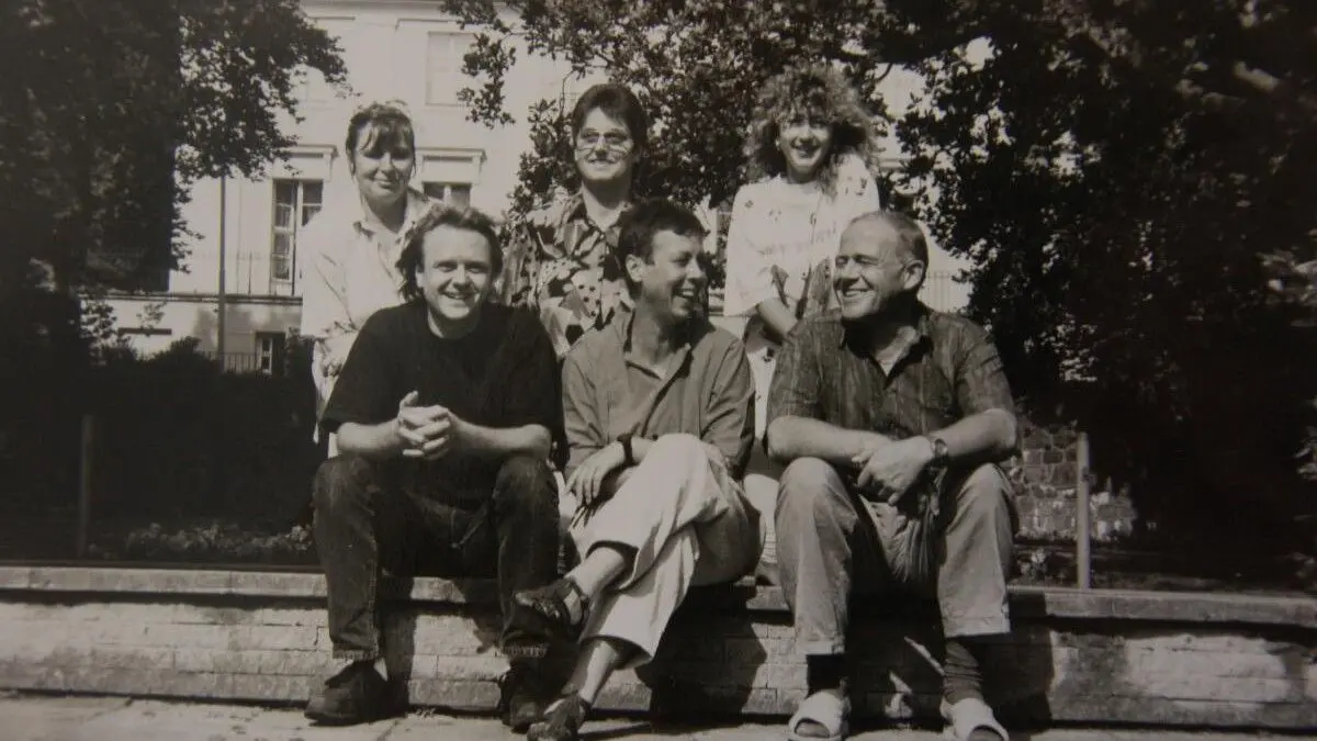 Erste Nachwende-Lokalredaktion in Bad Freienwalde: Rolf Rinklin (r.) war seit 1990 dabei. Gemeinsam mit Hannelore Siebenhaar (v.l.) Thomas Walter, Monika Schubert, Elke Schmidtke und Heike Butter (heute Jänicke) berichtet der am Sonntag (12. April) verstorbene bis Juni 2005 über das Tagesgeschehen.
