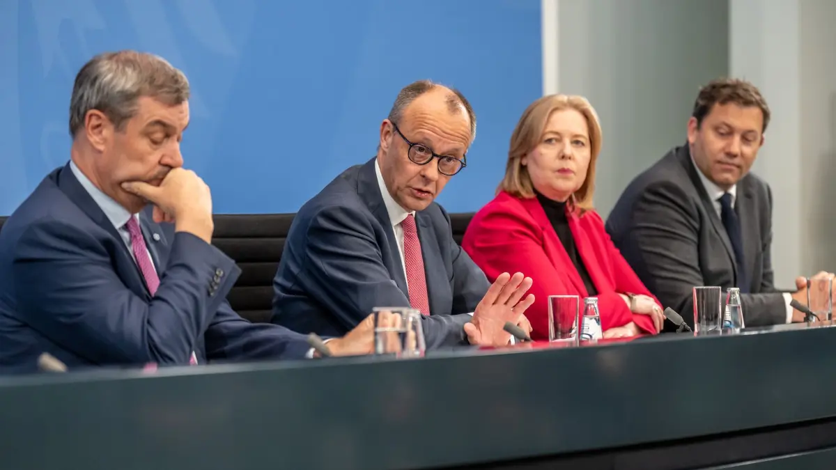 Koalitionsausschuss: 13.04.2026, Berlin: Bundeskanzler Friedrich Merz (M,l,CDU) nimmt neben Markus Söder (l, CSU), Ministerpräsident von Bayern und CSU Vorsitzender und Bärbel Bas (M,r, SPD), Bundesarbeitsministerin und Co-Bundesvorsitzende der SPD, sowie Lars Klingbeil (r, SPD), Bundesfinanzminister und Co-Bundesvorsitzender der SPD, an der Pressekonferenz nach dem Koalitonsausschuss teil. Foto: Michael Kappeler/dpa +++ dpa-Bildfunk +++