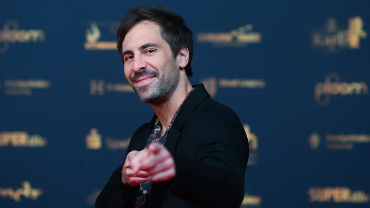 Max Giesinger: ARCHIV - 15.11.2024, Sachsen, Leipzig: Der deutsche Sänger Max Giesinger bei der Verleihung des Medienpreises „Goldene Henne“. (zu dpa: «Max Giesinger: Habe mir beim Kuhstreicheln Finger gebrochen») Foto: Hendrik Schmidt/dpa +++ dpa-Bildfunk +++
