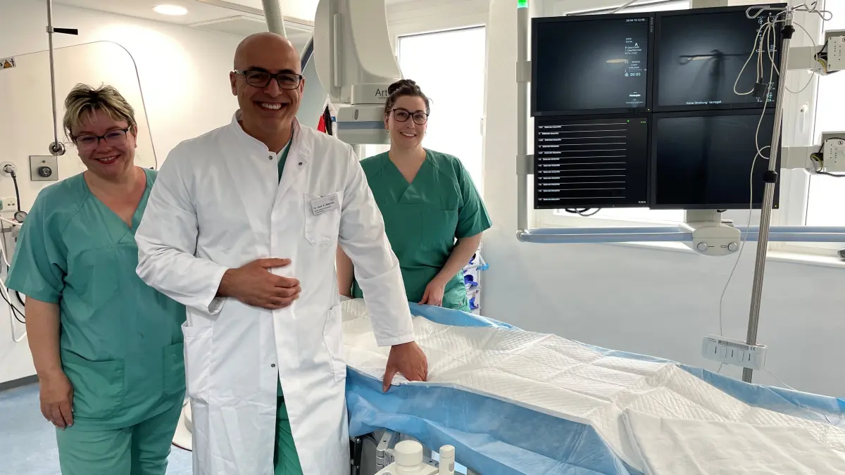 Am Herzkatheter im Krankenhaus Seelow: Dr. Erdal Bayindir, hier mit der hochspezialisierten Krankenschwestern Bianka Parchman (l.) und Sarah Becker, ist seit Dezember 2025 Leiter der Kardiologie des Krankenhauses MOL.