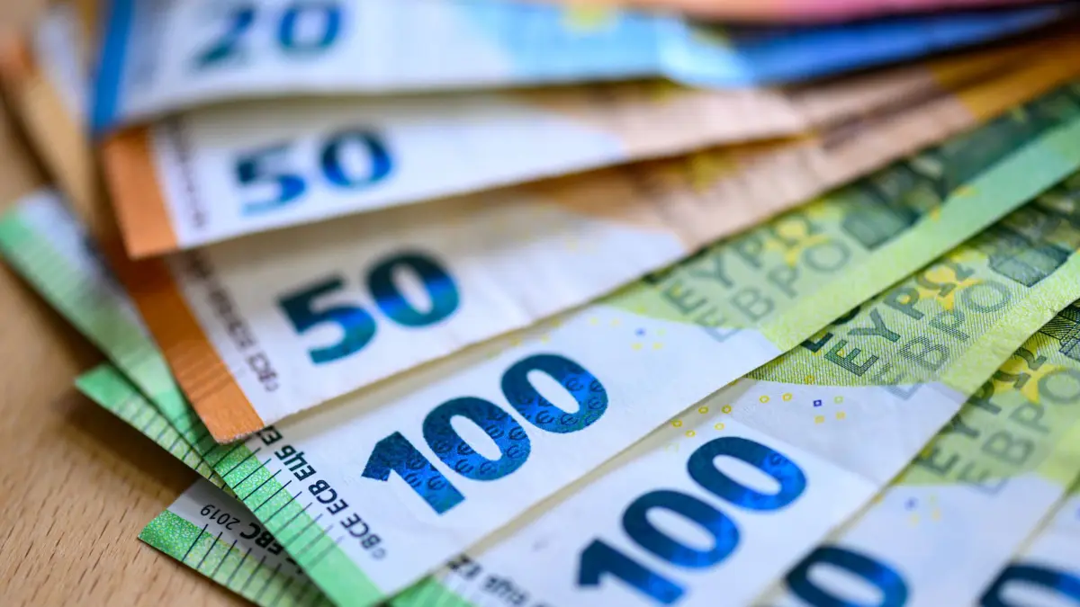 Geld: ARCHIV - 15.09.2025, Sachsen, Leipzig: Geldscheine liegen auf einem Tisch. (zu dpa: «Entlastungsprämie: Viele Beschäftigte könnten leer ausgehen») Foto: Hendrik Schmidt/dpa +++ dpa-Bildfunk +++