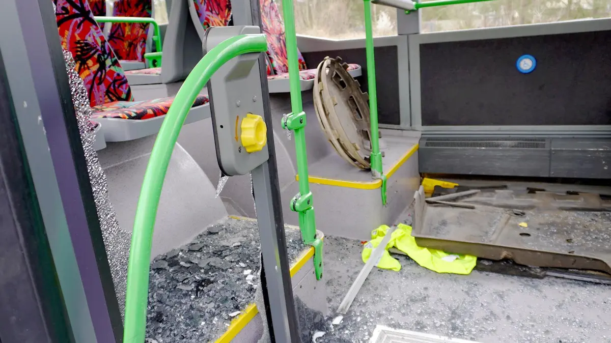 Radkappe im Fahrgastraum. Dieser Bus der BBG bot am Ostermontag ein Bild der Verwüstung.