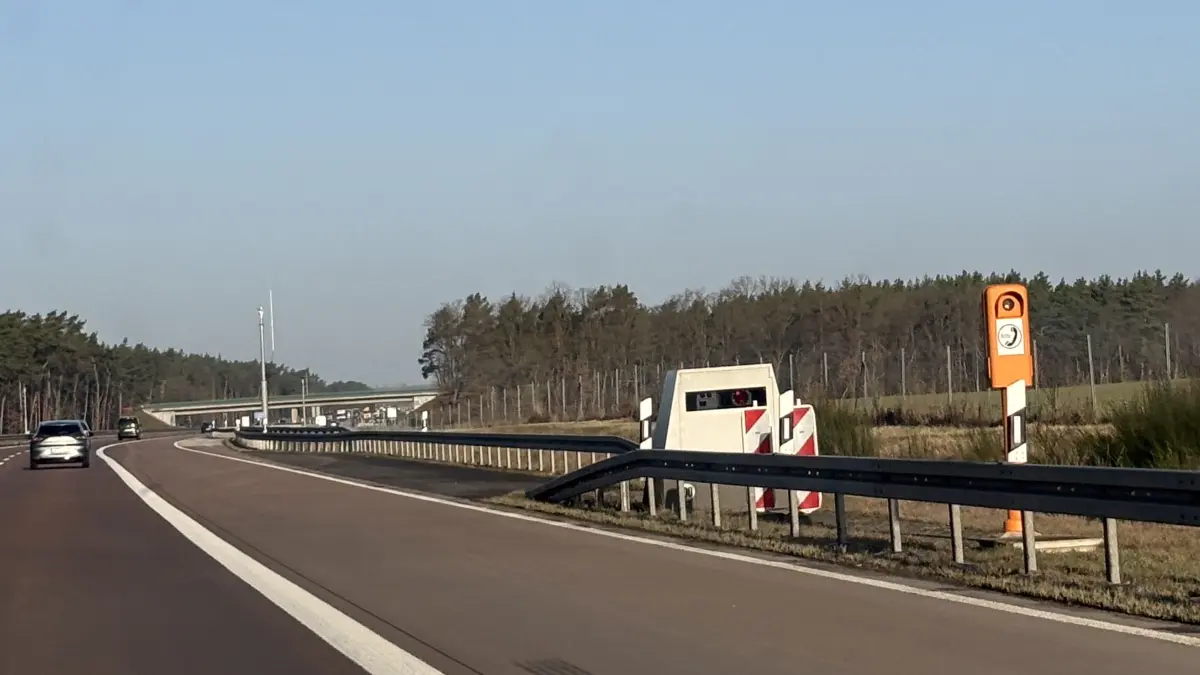 Wer kennt ihn nicht? Der Blitzeranhänger der Polizei an der A24 hinter der Abfahrt Kremmen in Richtung Ostsee ist rund um die Uhr im Einsatz. Er hat viel zu tun...