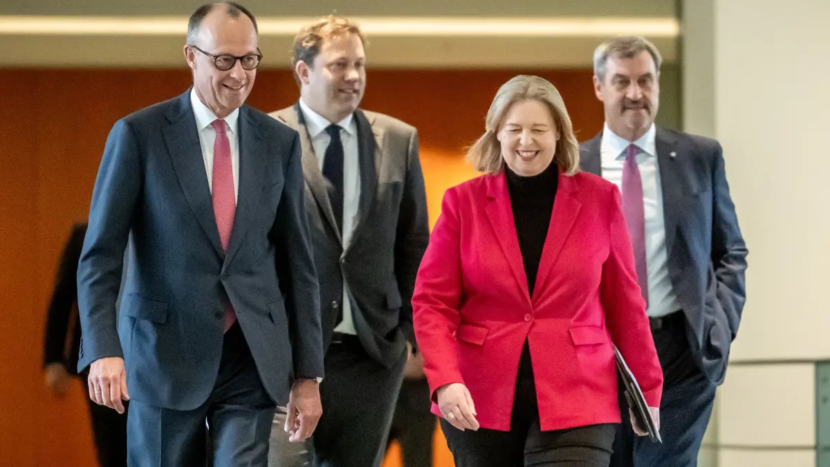 Koalitionsausschuss: 13.04.2026, Berlin: Bundeskanzler Friedrich Merz (CDU,l-r) nimmt neben Bärbel Bas (SPD), Bundesarbeitsministerin und Co-Bundesvorsitzende der SPD, Markus Söder (CSU, hinten,r), Ministerpräsident von Bayern und CSU Vorsitzender, sowie Lars Klingbeil (SPD), Bundesfinanzminister und Co-Bundesvorsitzender der SPD, an der Pressekonferenz nach dem Koalitonsausschuss teil. Foto: Michael Kappeler/dpa +++ dpa-Bildfunk +++