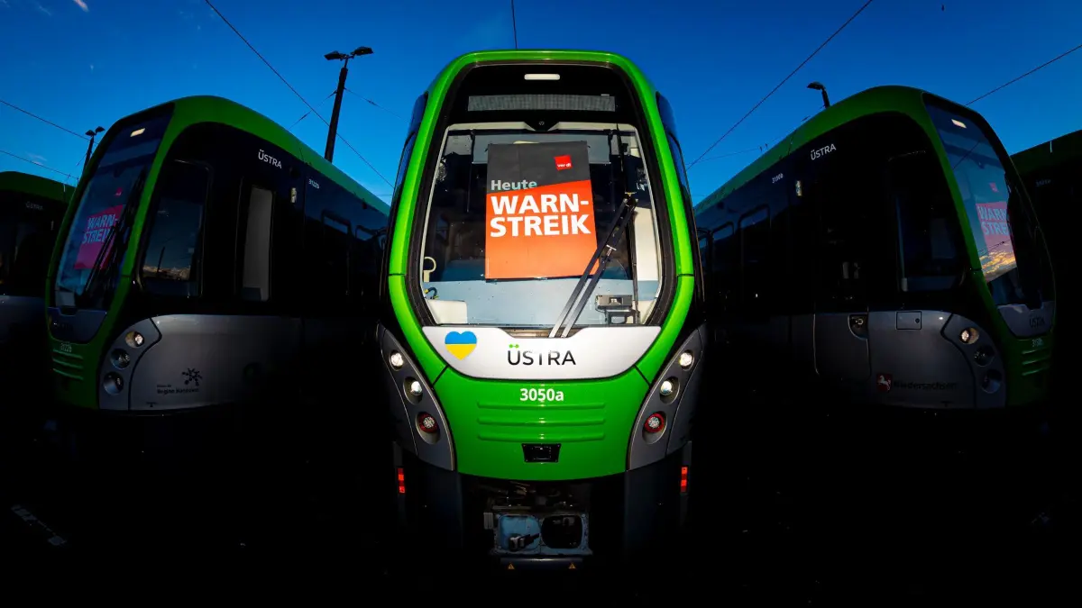 Warnstreik im Nahverkehr - Hannover: ARCHIV - 14.03.2023, Niedersachsen, Hannover: Stadtbahnen der hannoverschen Verkehrsbetriebe Üstra stehen auf dem Betriebshof Glocksee - auf einem Schild ist der Schriftzug «Heute Warnstreik» zu lesen. (Aufnahme mit Fisheye-Objektiv) (zu dpa: «Busse und Bahnen fahren Montag und Dienstag nicht») Foto: Moritz Frankenberg/dpa +++ dpa-Bildfunk +++