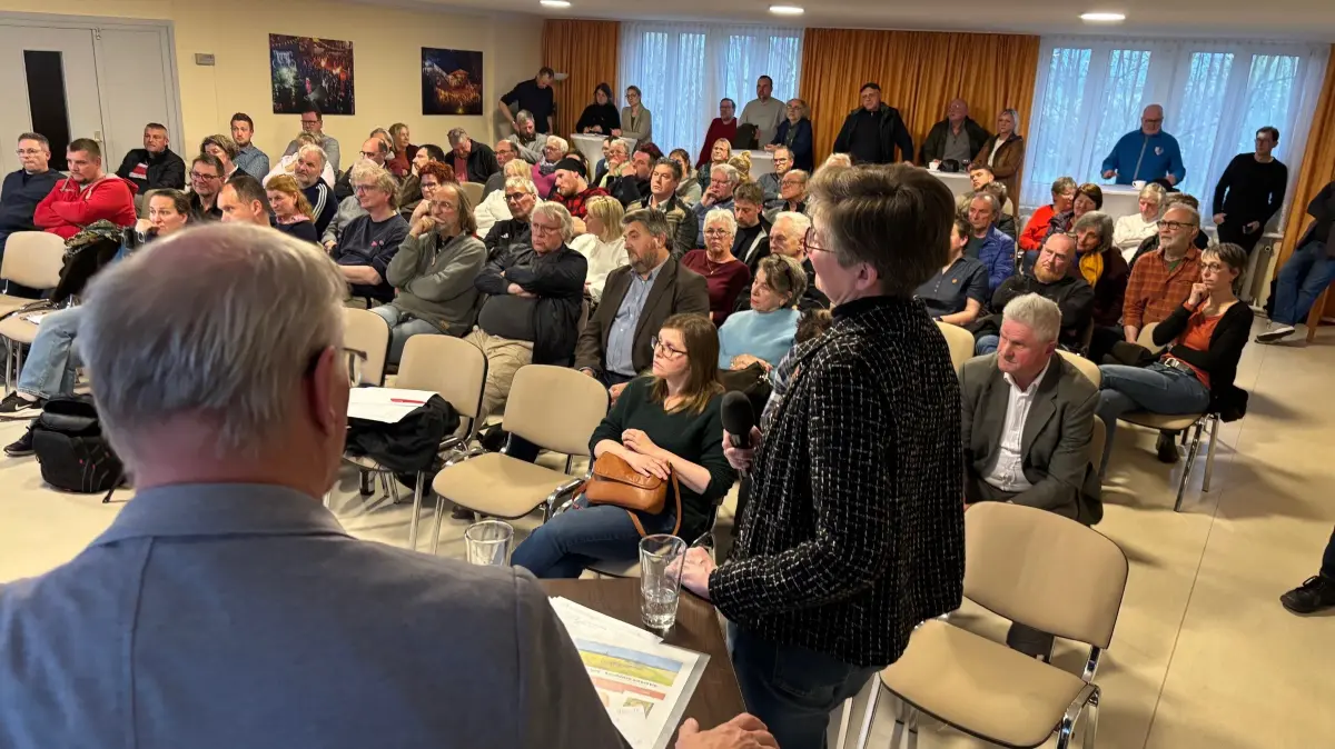 Blick in das volle Dorfgemeinschaftshaus in Wildberg. Hier fand am Montag, 13. April, das erste Aufeinandertreffen der Landratskandidaten für Ostprignitz-Ruppin statt. Im Vordergrund die beiden Moderatoren. Wir verteilen Noten für den Auftritt der Bewerber.