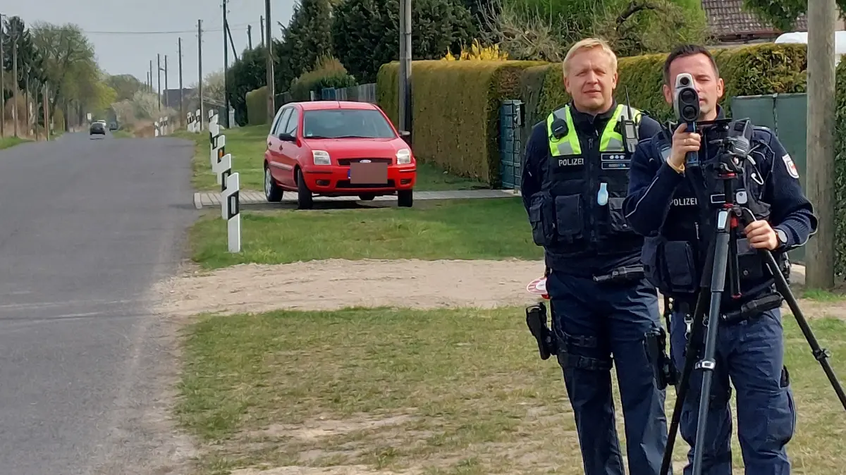 Polizeikontrolle in Tempelfelde an der Kastanienstraße. Im Bild: Marc Sobotta (links), Polizeihauptkommissar, Robert Scholz (rechts), Polizeikommissar
