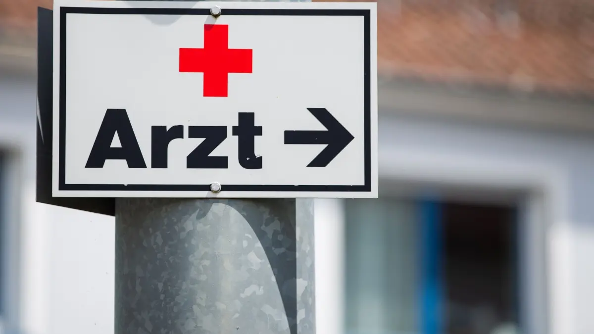 Landarztquote kommt: ARCHIV - 03.06.2020, Baden-Württemberg, Stuttgart: Ein Schild mit der Aufschrift «Arzt» hängt an einer Straßenlaterne. Thüringen hat nun die rechtlichen Weichen dafür gestellt, dass an der Uni Jena auch solche Bewerber zum Medizinstudium zugelassen werden, die sich verpflichten, nach dem Studium für zehn Jahre in bestimmten ländlichen Gebieten als Arzt zu arbeiten. (zu dpa: «Saarland vergibt mehr Studienplätze über Landarztquote») Foto: Tom Weller/dpa +++ dpa-Bildfunk +++