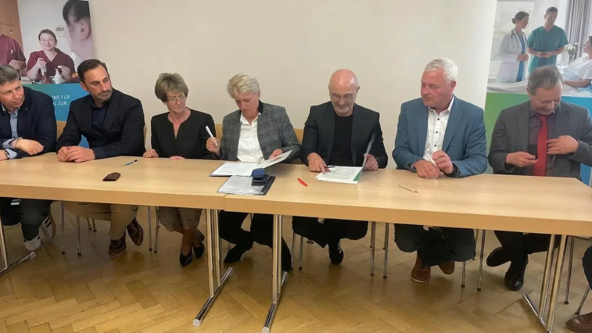 Landrätin Karina Dörk sowie beteiligte Akteure unterschreiben einen Letter of Intent. Geplant ist eine Kooperation der Unimedizin Greifswald mit den Krankenhäusern Prenzlau und Angermünde.