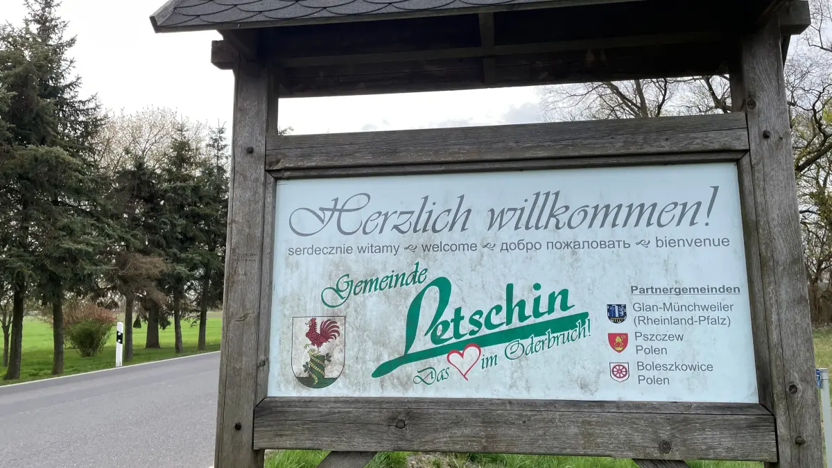 Herzlich Willkommen: Gleich in vier Sprachen begrüßt das slelbst ernannte "Herz im Oderbruch" die Besucher. Die Idee für diese Schilder hatte Letchins Ehrenbürger Günter Fetting kurz vor seim Tod 2015.